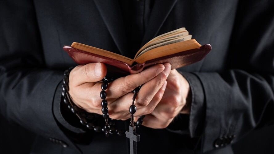 El sacerdote Álvaro Javier Prada Vargas explicó en Sigue La W que él no es de derecha ni de izquierda, que lo importante es la vida.. Foto: Getty Images