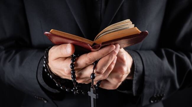 El sacerdote Álvaro Javier Prada Vargas explicó en Sigue La W que él no es de derecha ni de izquierda, que lo importante es la vida.. Foto: Getty Images