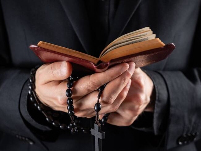 El sacerdote Álvaro Javier Prada Vargas explicó en Sigue La W que él no es de derecha ni de izquierda, que lo importante es la vida.. Foto: Getty Images