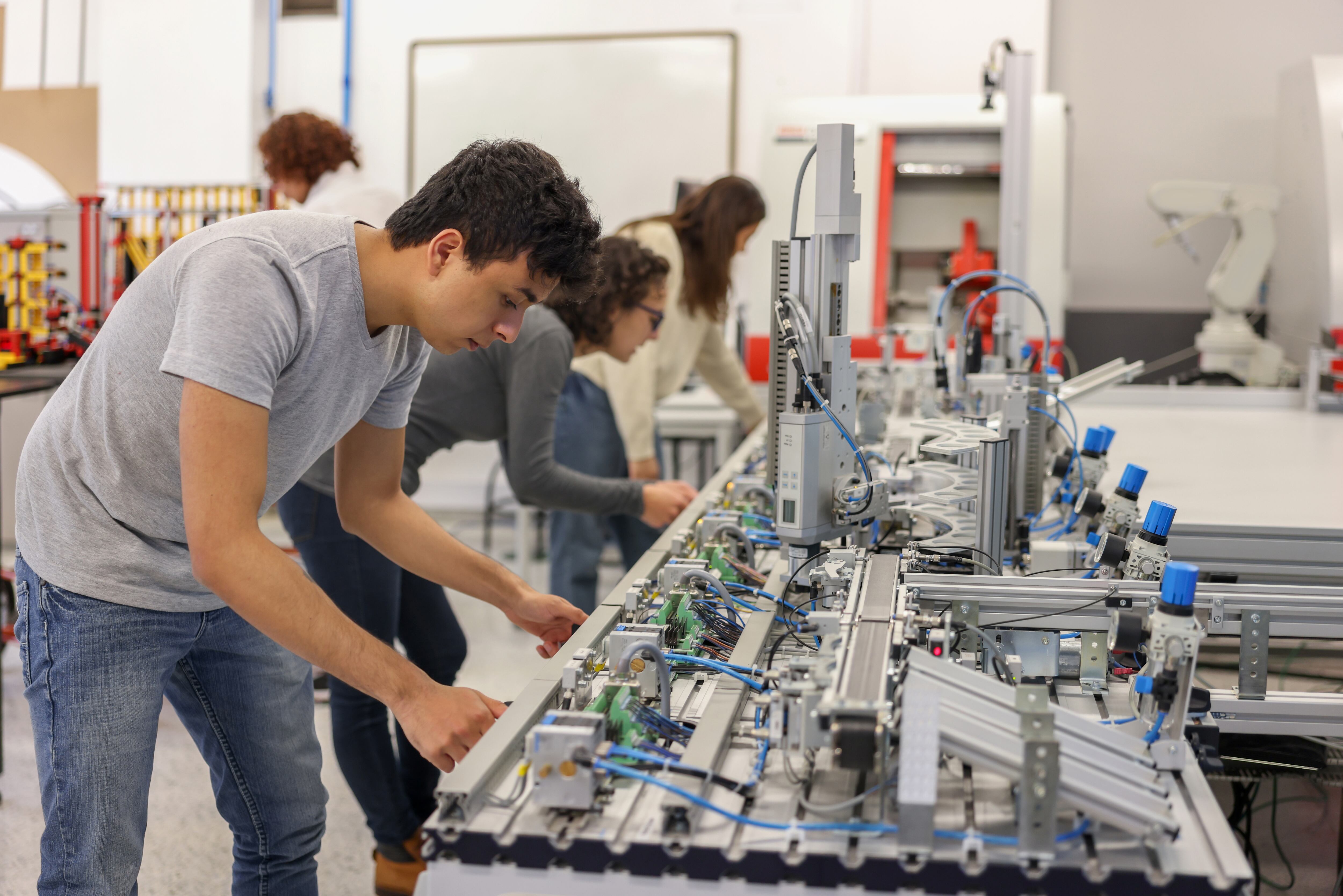 Grupo de estudiantes en una Universidad utilizando un computador portátil / Foto: GettyImages
