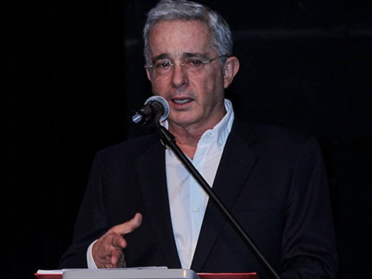 Uribe salió abucheado de evento en Santa Marta