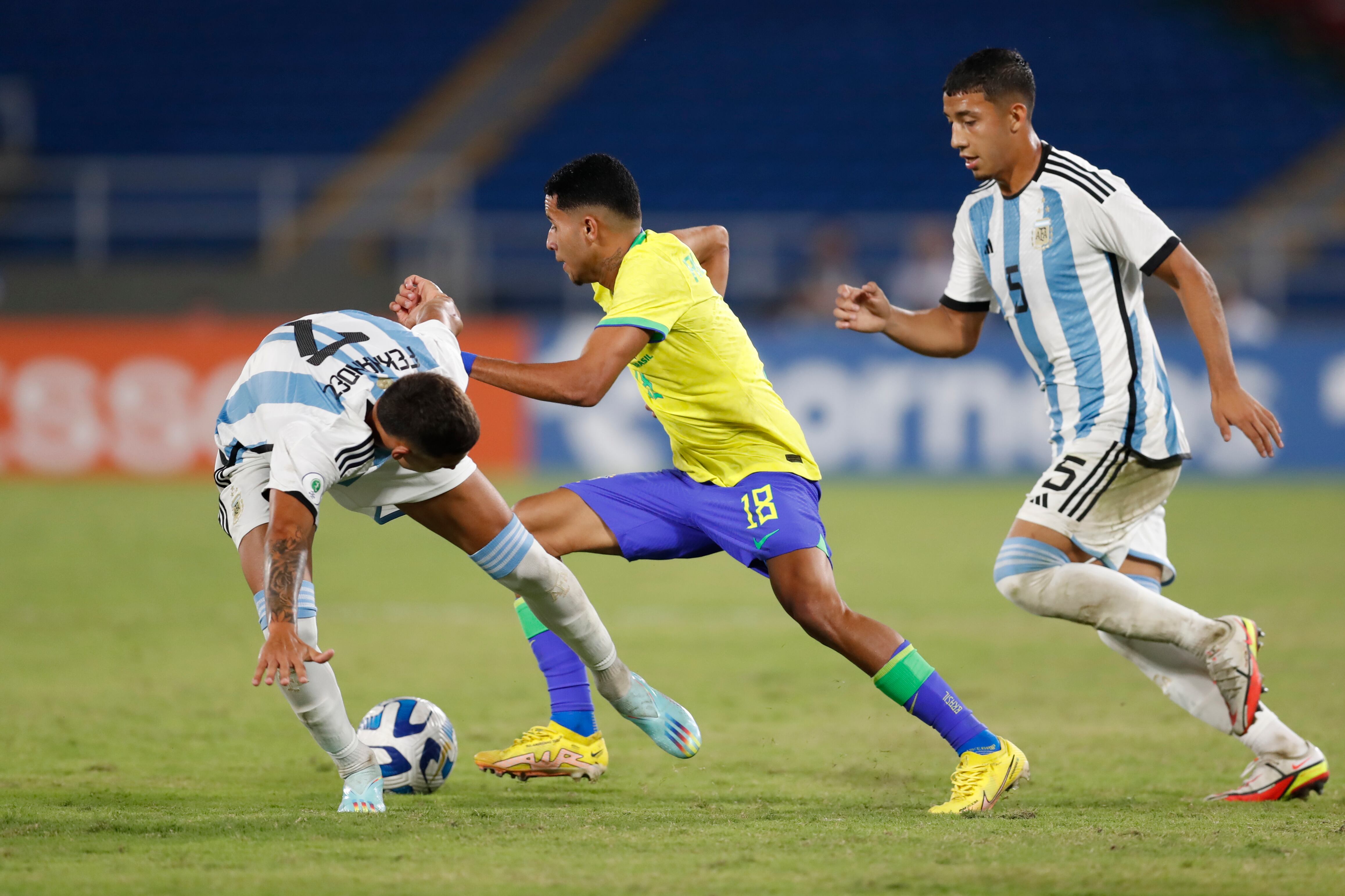 Julián Fernández de Argentina disputa un balón con Alexsander Gomes da Costa de Brasil. Foto: EFE.