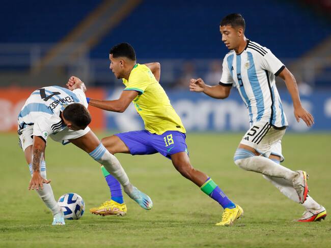 Julián Fernández de Argentina disputa un balón con Alexsander Gomes da Costa de Brasil. Foto: EFE.