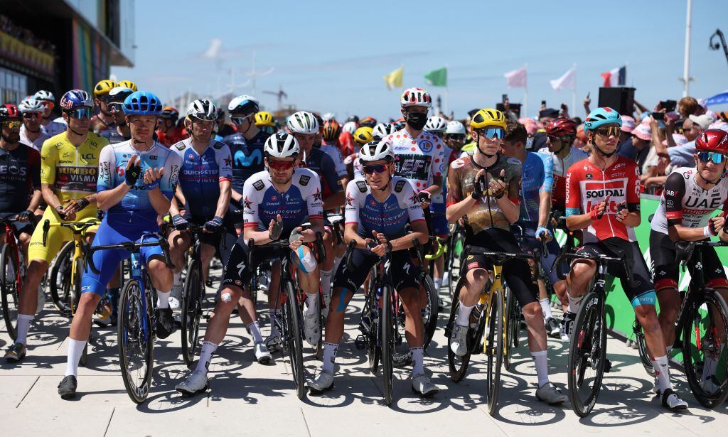 Minuto de aplausos para rendir homenaje a las víctimas del tiroteo del 3 de julio en el centro comercial de Copenhague. (Photo by Thomas SAMSON / AFP) (Photo by THOMAS SAMSON/AFP via Getty Images)