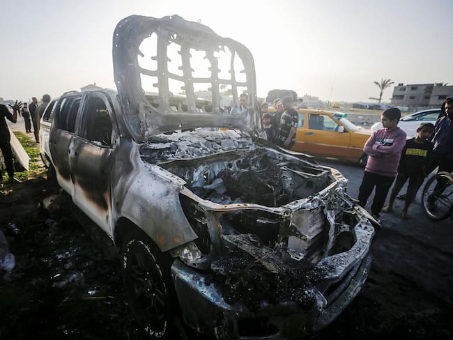 Ataque automóvil destruido de la ONG World Central Kitchen (WCK). Foto: EFE/MOHAMMED SABER