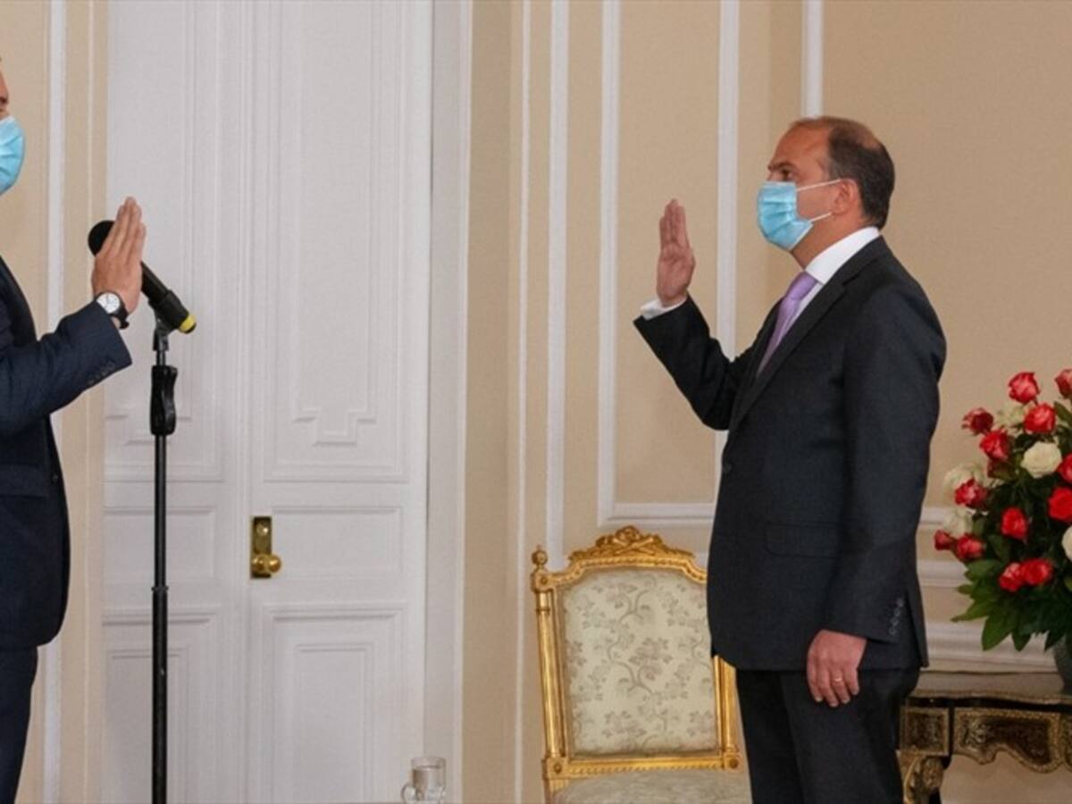 Hay masacres que nos estremecen y hay que erradicarlas: Duque al posesionar al Defensor