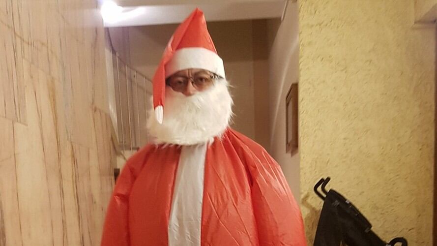 Todo indica que Petro dejó por una noche su envestidura de congresista y se puso el de papá Noel con el objetivo de sorprender a sus nietas Luna y Victoria, hijas de Andrea petro.. Foto: nicolaspetroB