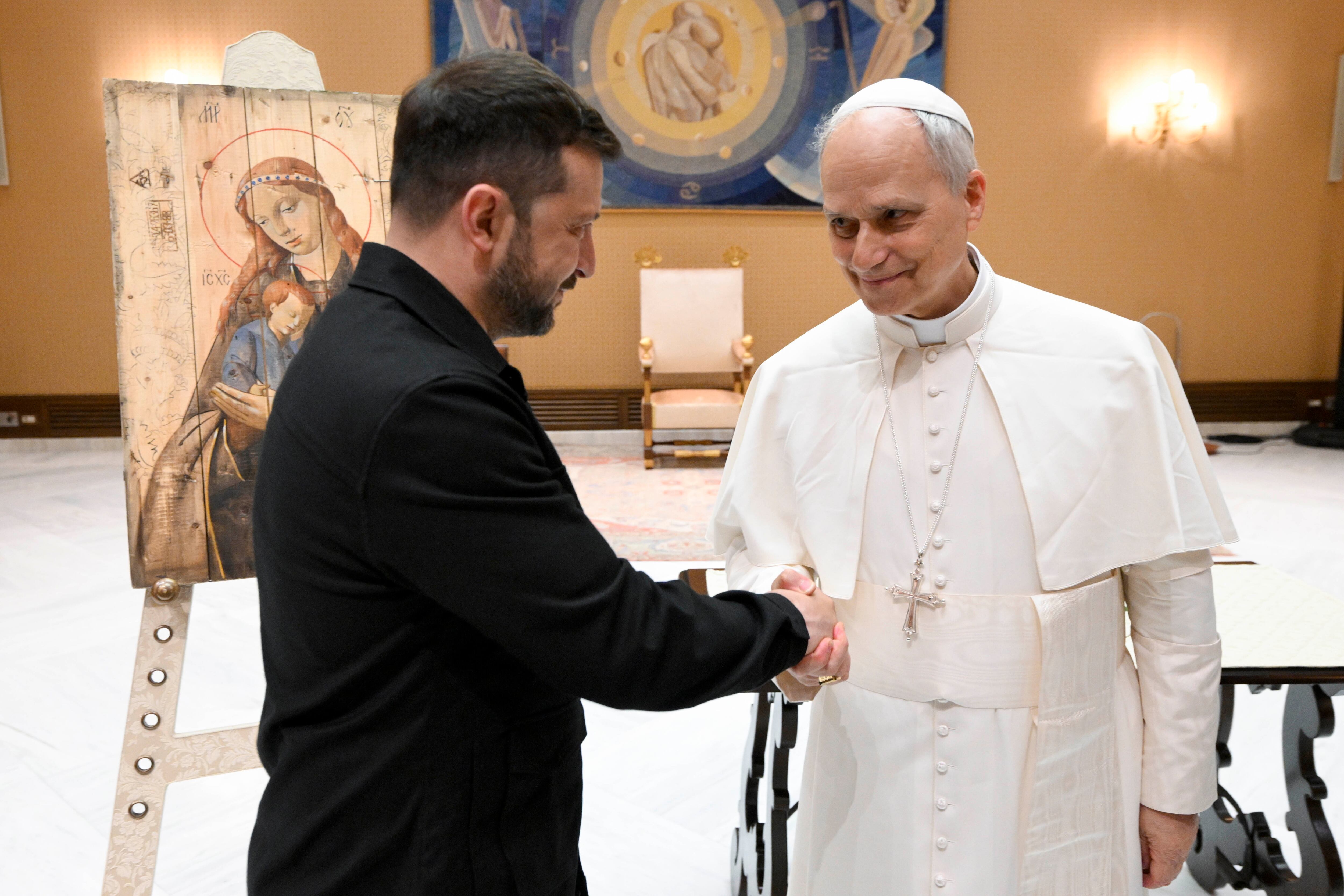 Papa León XIV y Volodímir Zelenski. Foto: Vatican Media via Vatican Pool/Getty Images.