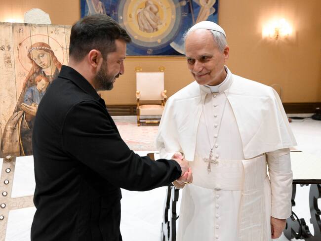 Papa León XIV y Volodímir Zelenski. Foto: Vatican Media via Vatican Pool/Getty Images.