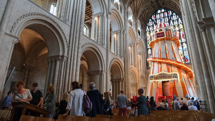 El montaje de este tobogán se da después de que se implementara un campo de golf con grada sintética en el centro de la catedral británica de Rochester, en Kent. Foto: Gettyimages