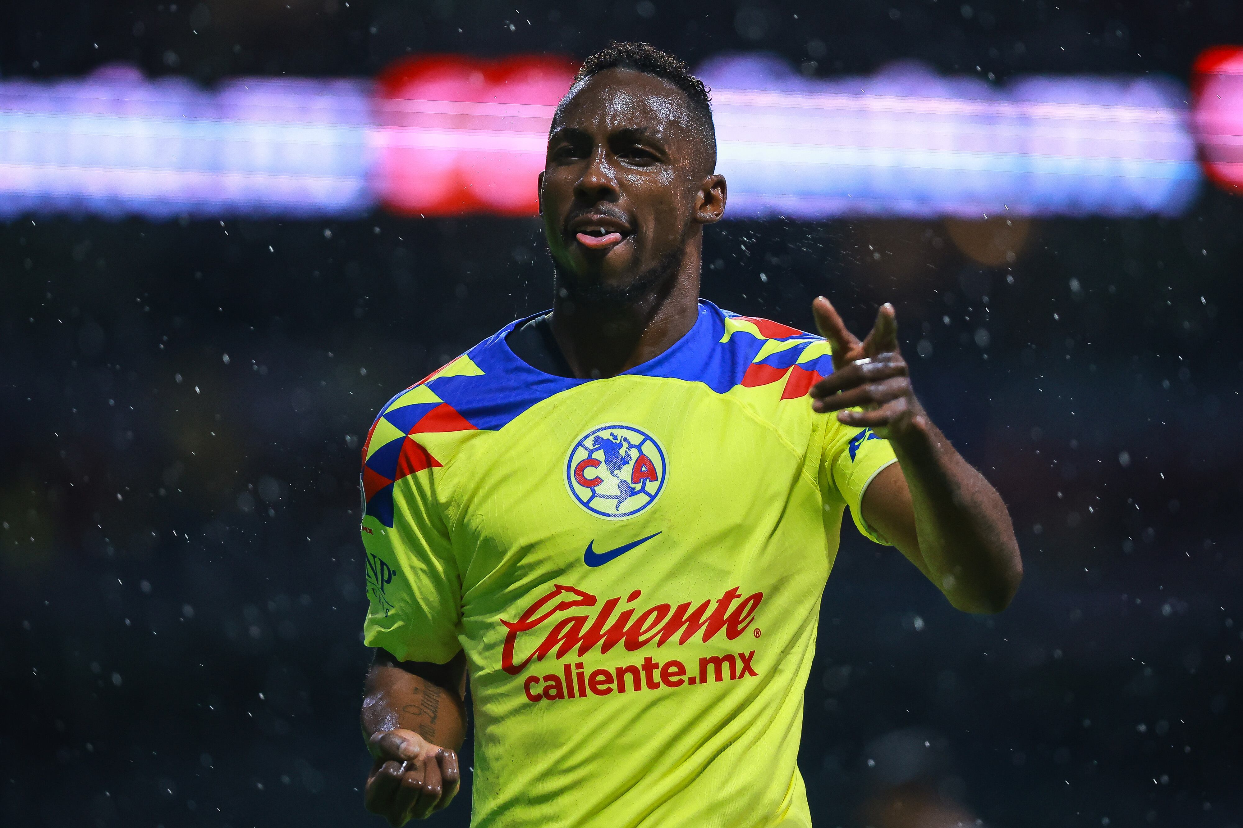 Julián Quiñones  (Photo by Manuel Velasquez/Getty Images)