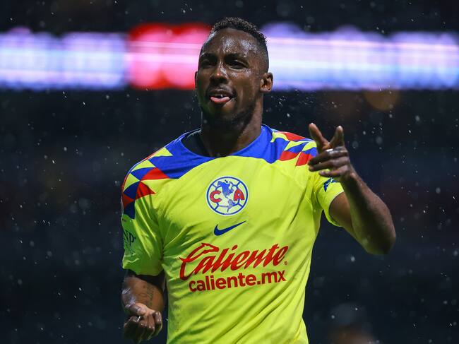 Julián Quiñones (Photo by Manuel Velasquez/Getty Images)