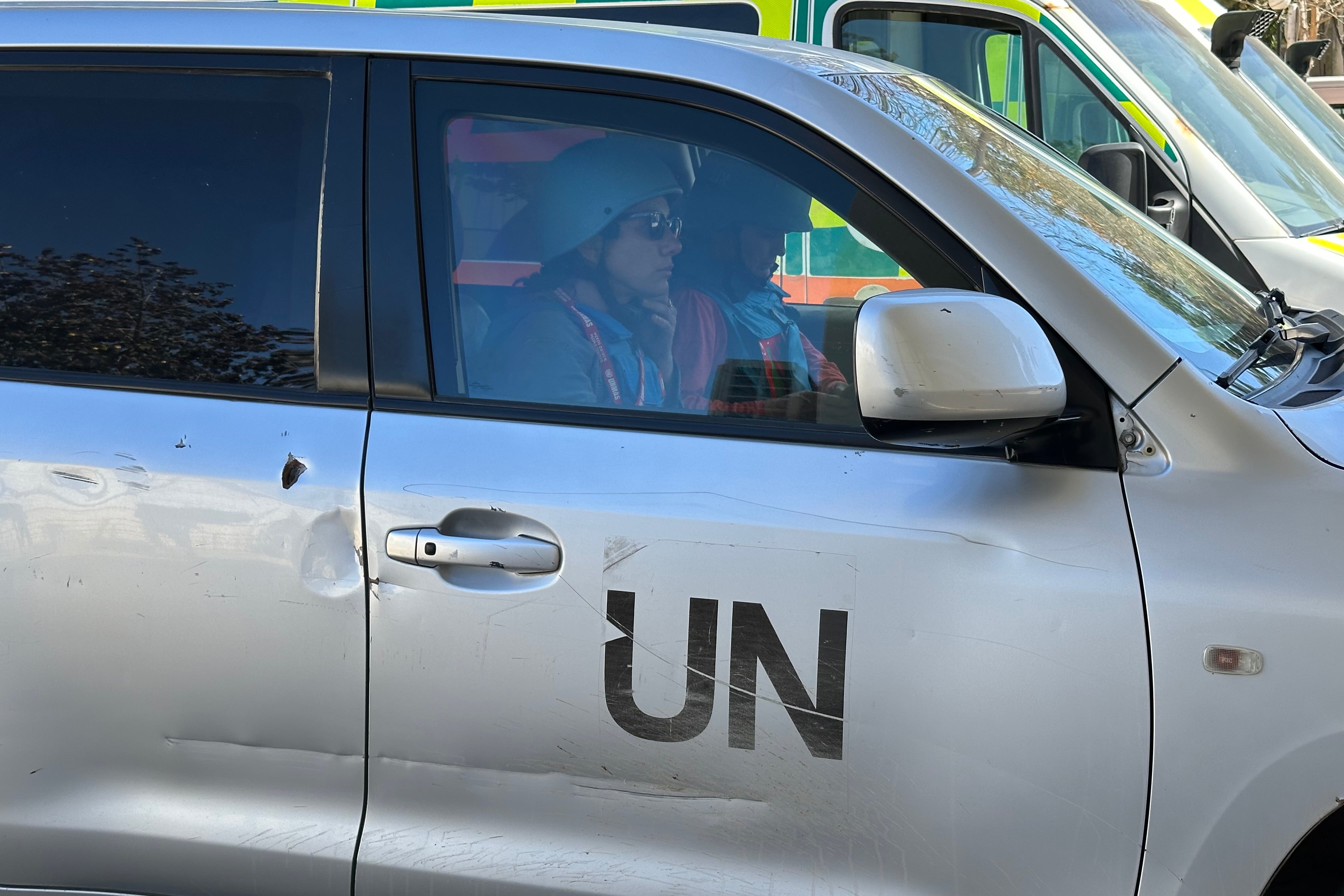Trabajadores de la ONU en el entorno del Hospital de los Mártires de Al Aqsa, en el centro del la franja de Gaza. FOTO: EFE/-