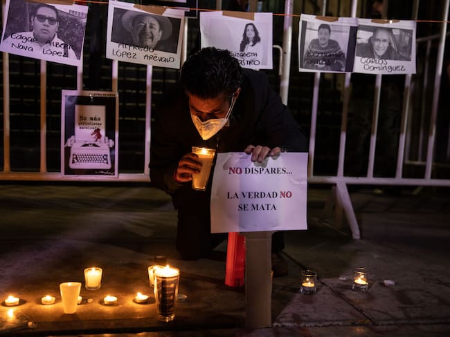 MEXICO CITY, MEXICO -  JANUARY 25: A journalist holds a candle during a protest to demand justice for murders of colleagues, in front of the Interior Ministry Office, in Mexico City, Mexico on January 25, 2022. Journalist Lourdes Maldonado Lopez was found shot to death in her car outside her home in the northern city of Tijuana, marking the third killing of a journalist in the country just this year. (Photo by Daniel Cardenas/Anadolu Agency via Getty Images)