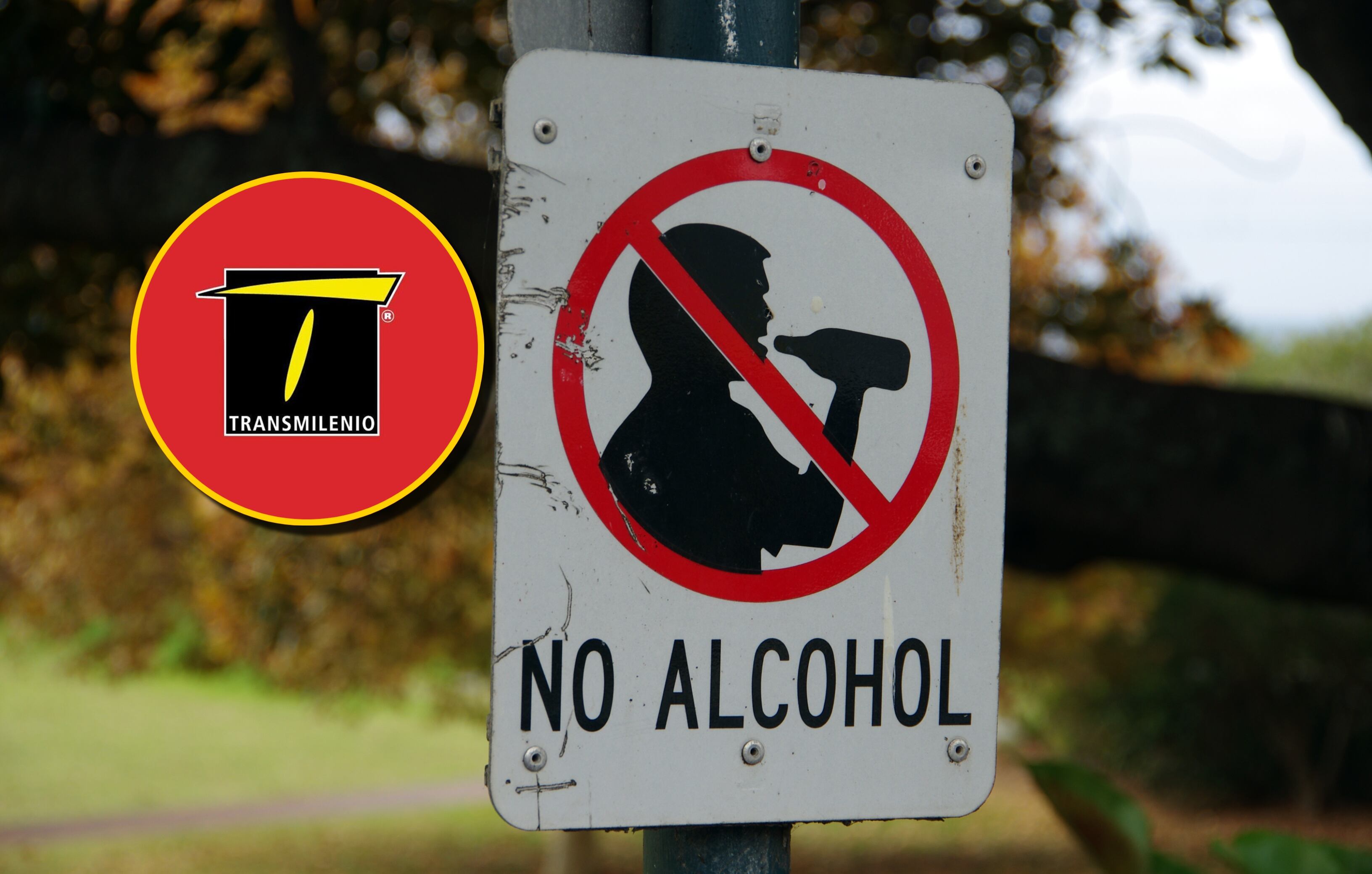 Referencia de prohibición de bebidas alcohólicas y logo de Transmilenio. Foto: Simón McGill vía Getty Images. 