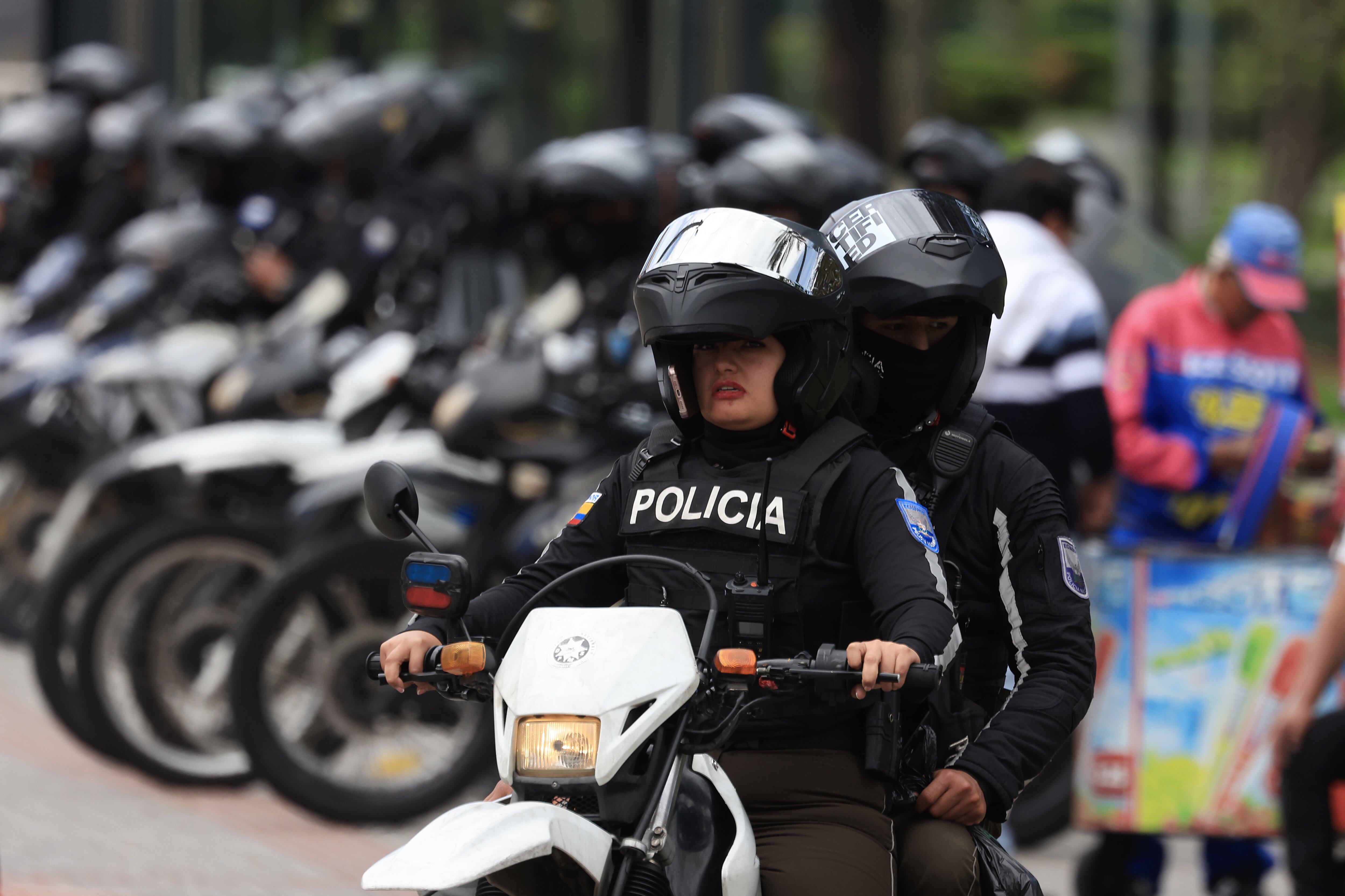 Policías de guardia durante una protesta en el marco del paro nacional el 9 de octubre de 2025 en Quito, Ecuador. (Foto de Franklin Jacome/Getty Images)