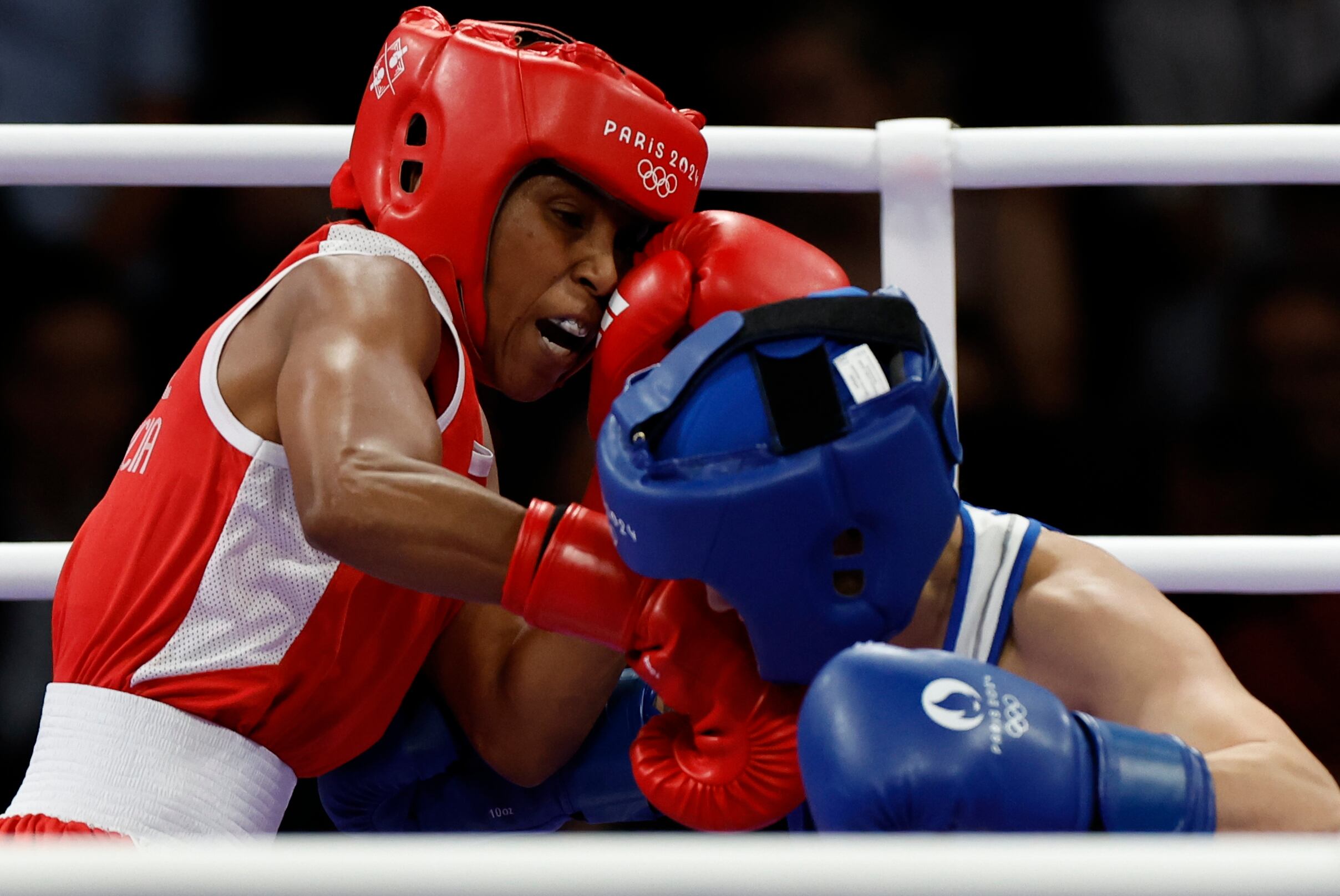 La boxeadora colombiana Valencia Victoria Ingrit Lorena (rojo) se enfrenta a la kazaja Kyzaibay Nazym en su combate de boxeo femenino de cuartos de final, categoría 50kg, de los Juegos Olímpicos de París 2024, en North Paris Arena de Seine-Saint Denis. EFE / Miguel Toña