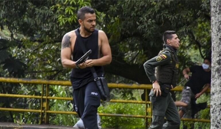 Andrés Escobar, el hombre que apareció en videos disparándole a civiles en Cali. Foto: Captura video