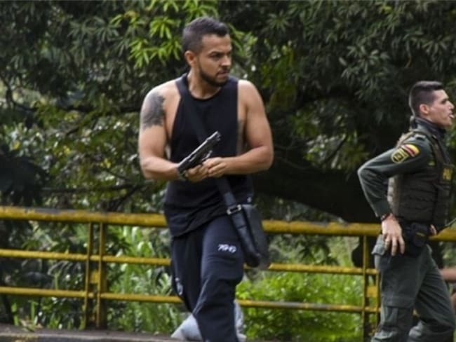 Andrés Escobar, el hombre que apareció en videos disparándole a civiles en Cali. Foto: Captura video