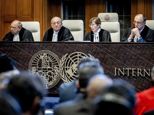 The Hague (Netherlands), 26/01/2024.- President Donoghue (2nd R) and other judges during a ruling by the International Court of Justice (ICJ) in The Hague, The Netherlands, on a request by South Africa for emergency measures for Gaza, 26 January 2024. The UN court is to deliver an interim ruling in South Africa&#039;s genocide case against Israel and decide whether to issue emergency measures ordering Israel to halt its operations in Gaza. (Países Bajos; Holanda, Sudáfrica, La Haya) EFE/EPA/Remko de Waal
