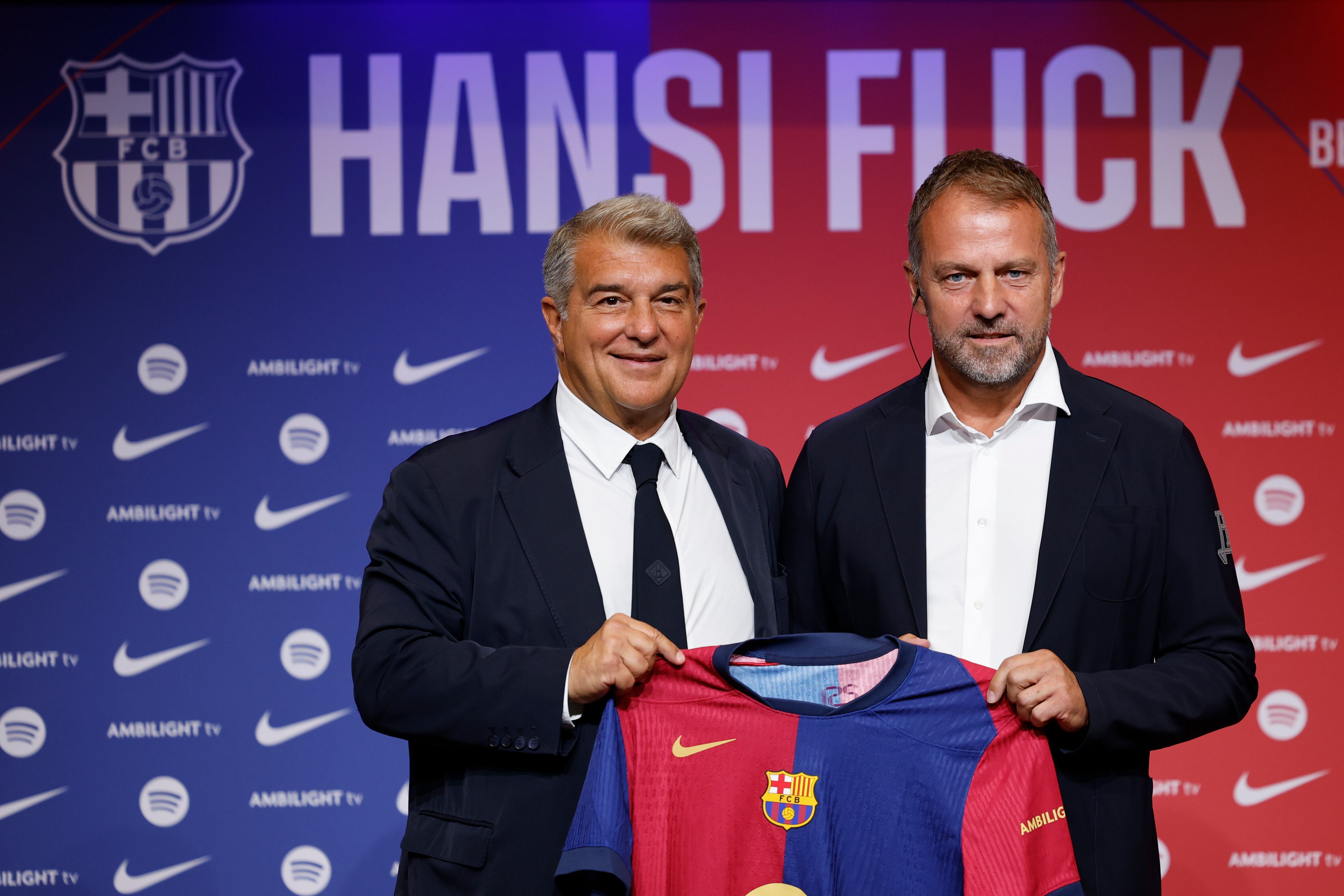 El presidente del FC Barcelona, Joan Laporta, junto a Hansi Flick, nuevo entrenador alemán del FC Barcelona. Foto: EFE/ Alberto Estévez