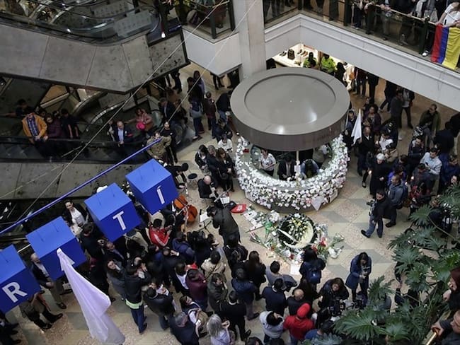 En las instalaciones del centro comercial Andino, se llevó a cabo un minuto de silencio en memoria de las víctimas del atentado perpetrado la tarde anterior. Foto: Colprensa