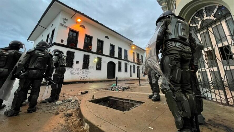 La Policía Nacional custodió el Centro Histórico, ante los ataques a la infraestructura pública y privada . Foto: Carlos Cerón La W