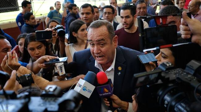 “Van a encontrar a un hombre que está al servicio de ustedes. No van a encontrar a un presidente alejado de la gente: Giammattei . Foto: Getty Images