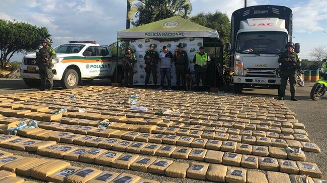 En total fueron hallados 1.562 paquetes contramarcados con los rostros de Pablo Escobar y Osama bin Laden. Foto: Policía Nacional