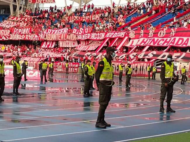 Algunos aficionados ingresaron al campo de juego, al parecer con la intención de agredir al técnico Juan Carlos Osorio. Foto: Policía.