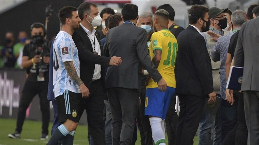 Lionel Messi y Neymar Jr en medio de la polémica en partido entre Brasil y Argentina. Foto: NELSON ALMEIDA/AFP via Getty Images