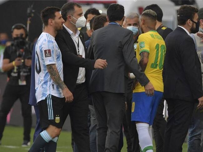 Lionel Messi y Neymar Jr en medio de la polémica en partido entre Brasil y Argentina. Foto: NELSON ALMEIDA/AFP via Getty Images