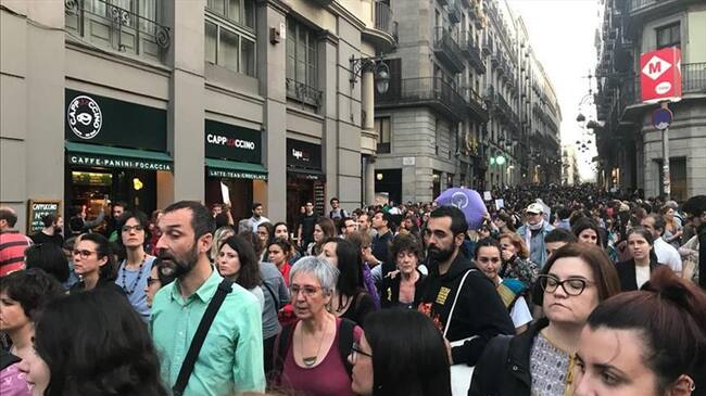 Indignación en España por sentencia en mediático caso de "La Manada". Foto: Agencia Anadolu