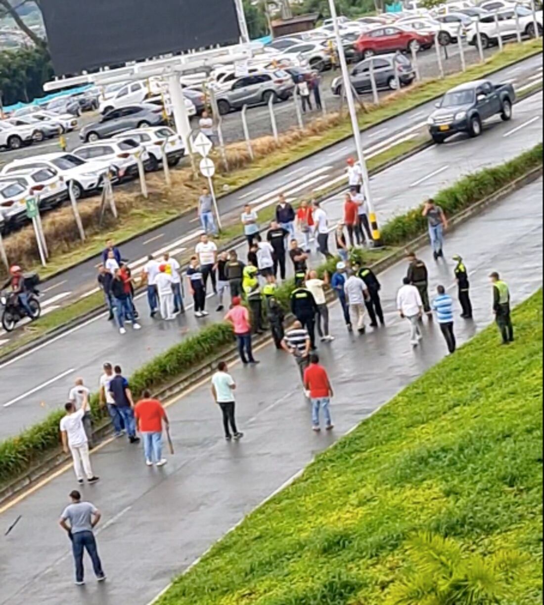 Enfrentamiento entre taxistas y conductores informales en Pereira / Foto: Suministrada comunidad (Perímetro Asegurado)