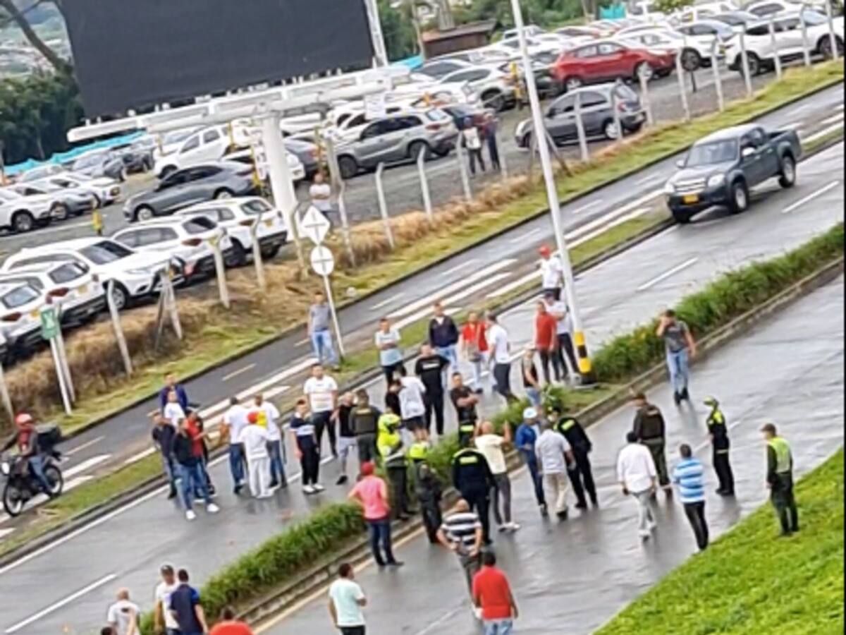 Fuerte enfrentamiento de taxistas y conductores informales en aeropuerto de Pereira