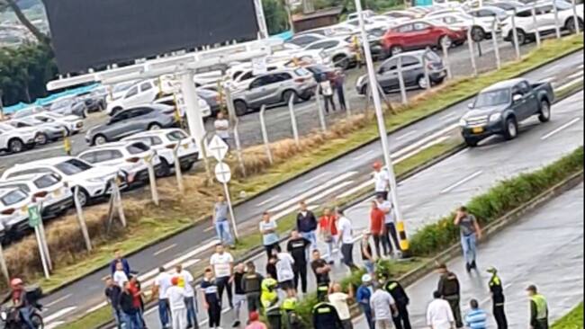 Enfrentamiento entre taxistas y conductores informales en Pereira / Foto: Suministrada comunidad (Perímetro Asegurado)