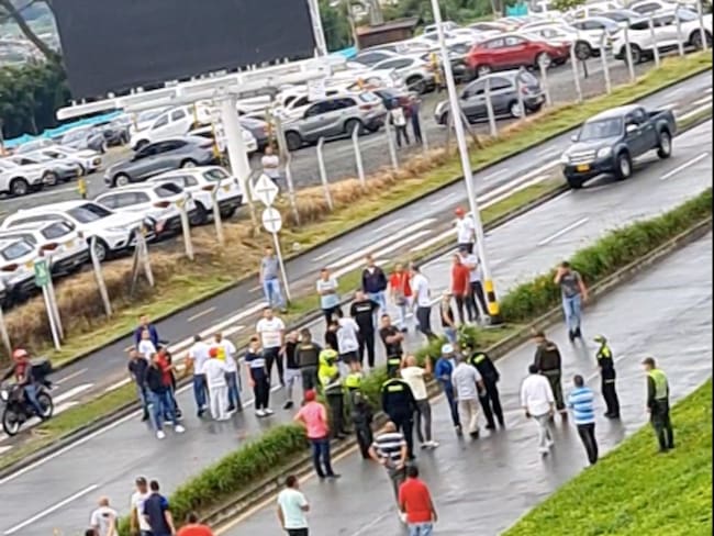 Enfrentamiento entre taxistas y conductores informales en Pereira / Foto: Suministrada comunidad (Perímetro Asegurado)