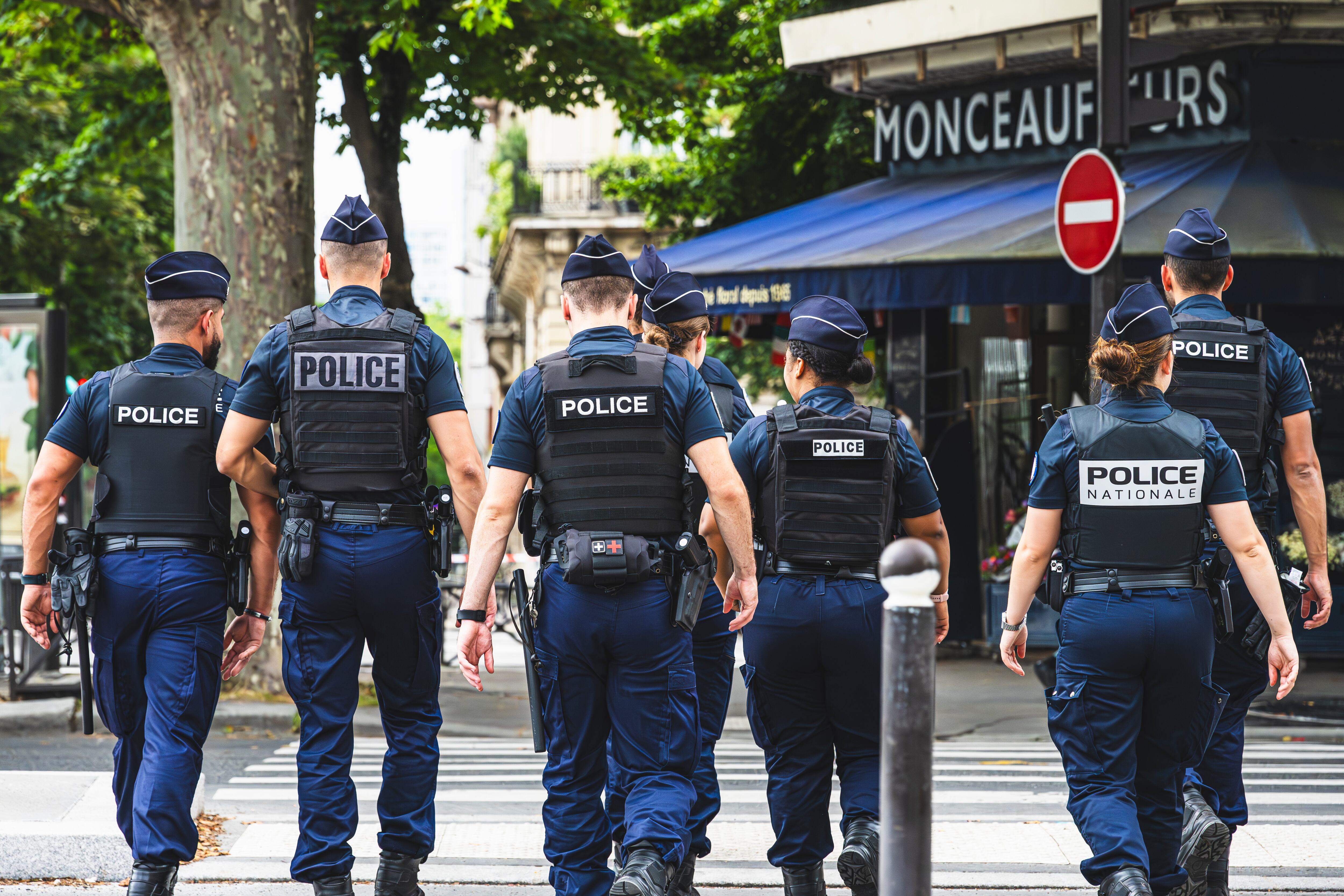 Policías uniformados en París, Francia. FOTO: Getty Images
