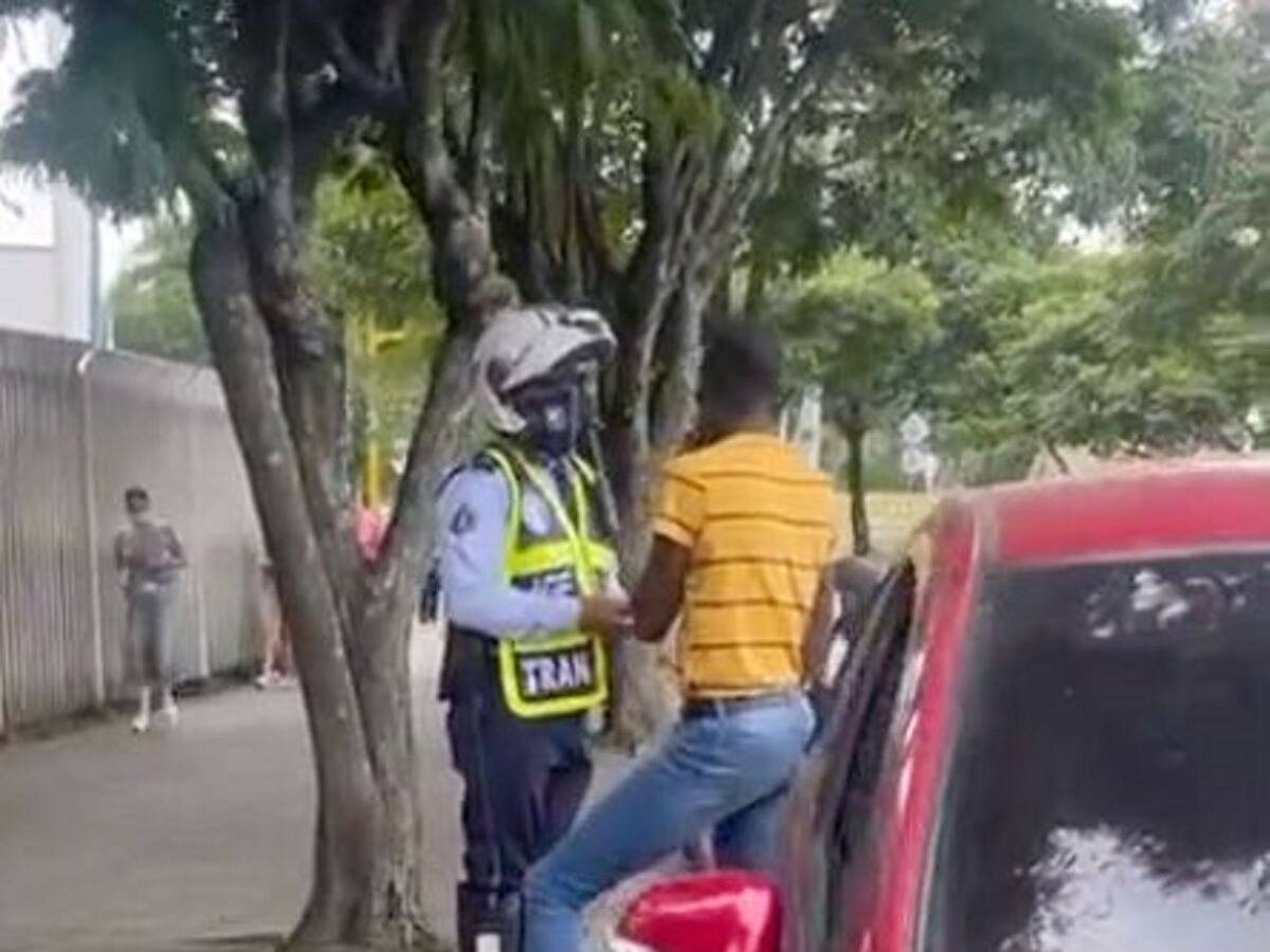 Investigan a agente de tránsito implicado en caso de adulto mayor que murió en Cali