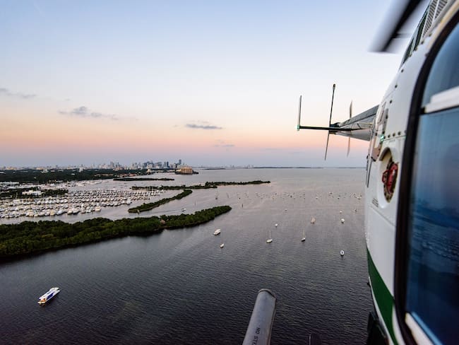 Video: un helicóptero se estrelló cerca de la playa de Miami Beach, en Florida