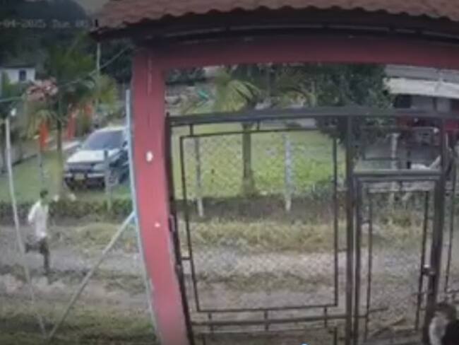 Pantallazo de una cámara de seguridad en que el presunto victimario persigue a la menor huyendo a una casa vecina.