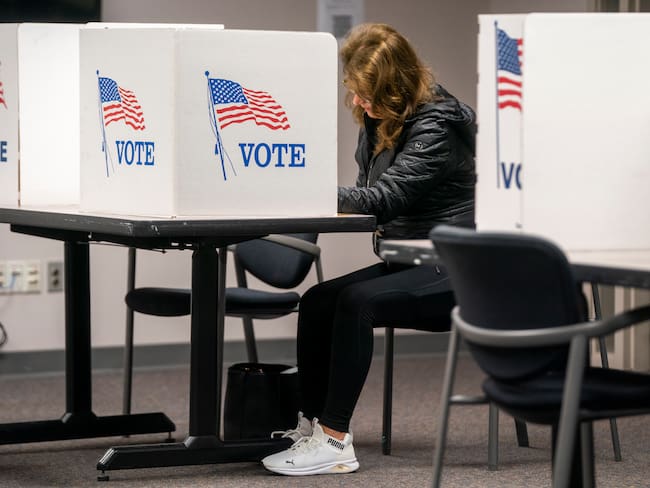 EA2720. FAIRFAX (ESTADOS UNIDOS), 12/01/2024.- Fotografía de archivo fechada el 8 de noviembre de 2022 que muestra a una mujer mientras llena su boleta electoral para las Elecciones de mitad de período en Estados Unidos, en el lugar de votación del Centro de Gobierno del Condado de Fairfax en Fairfax, Virginia (EE.UU.). Estados Unidos está convocado a las urnas para elegir presidente en poco menos de 10 meses, el 5 de noviembre, pero las votaciones para seleccionarlo empiezan el próximo lunes con las elecciones primarias o caucus (un tipo de asambleas) de Iowa. Desde ese momento y hasta principios de junio, cada uno de los 50 estados y territorios de Estados Unidos van convocando elecciones primarias casi semanalmente para elegir al candidato. EFE/ Shawn Thew ARCHIVO