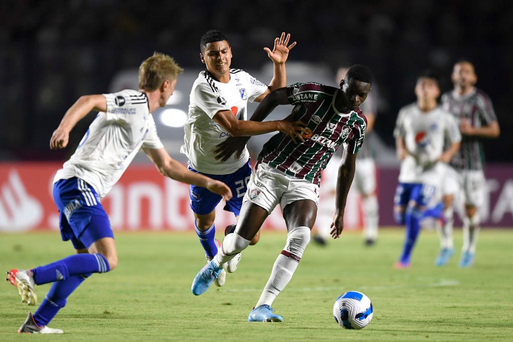 Luiz Henrique de Fluminense y Stiven Vega de Millonarios por Copa Libertadores / Mauro Pimentel - Pool/Getty Images)