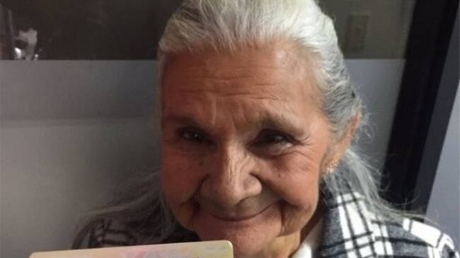 Blanca Ligia Blanco, mejor conocida en la televisión colombiana como 'Doña Anciana', recibió la primera dosis de la vacuna contra el coronavirus. Foto: Twitter: @LaTele_Letal