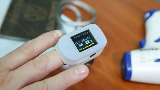 Los oxímetros domésticos generalmente están diseñados con forma de pinza, para ubicar en la punta del dedo. Foto: Getty Images / SERGEI MALGAVKO