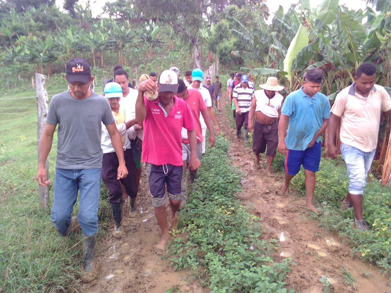 Comunidad trasladando a paciente en zona rural de Lorica. Foto: cortesía comunidad de Lorica.