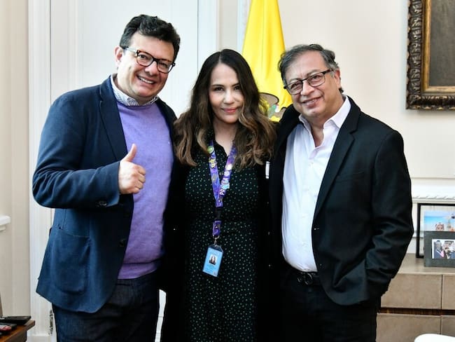 Nórida Rodríguez, nueva directora de RTVC, junto a Hollman Morris y el presidente Gustavo Petro. Foto: Colprensa.