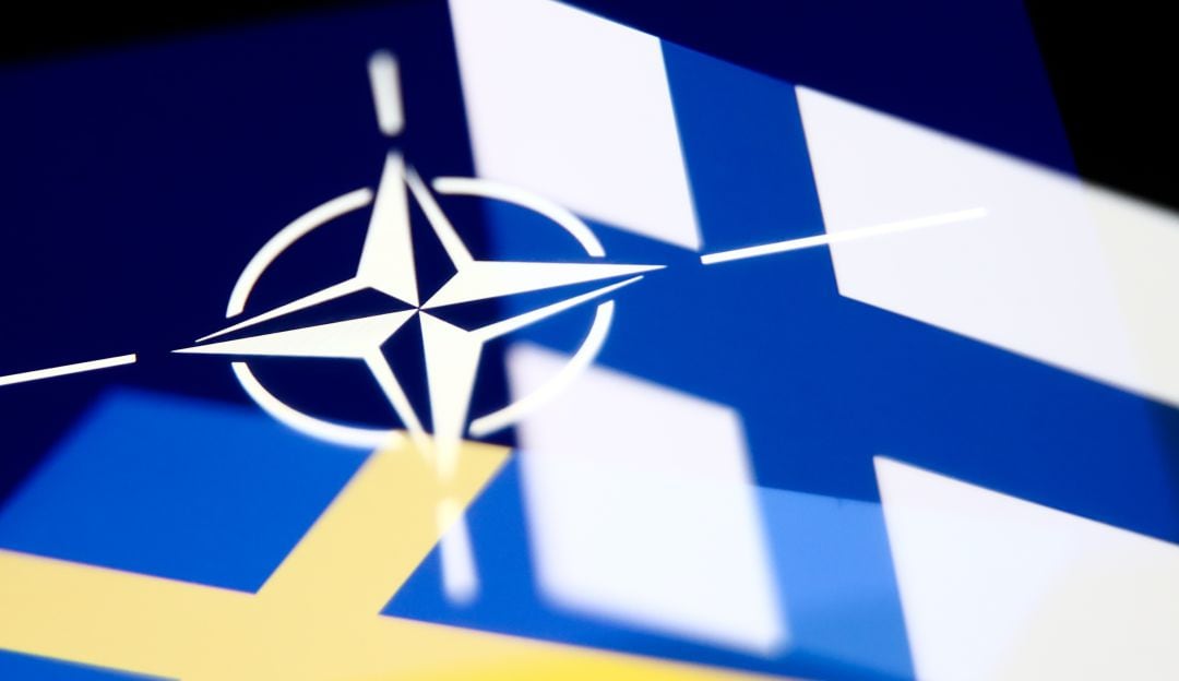 Banderas de la OTAN, Finlandia y Suecia. Foto: Getty Images
