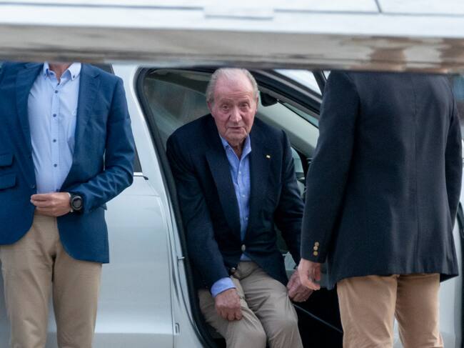 Spain's former King Juan Carlos I sits in a car after landing by a private jet at the Peinador airport in Vigo, Pontevedra, on May 19, 2022, before heading to the northwestern resort of Sanxenxo to attend a three-day regatta. - After nearly two years in exile in the United Arab Emirates following a string of financial scandals, Spain's former king makes his first trip home on May 19, 2022, on a brief visit that has sparked widespread criticism. (Photo by Brais Lorenzo / AFP) (Photo by BRAIS LORENZO/AFP via Getty Images)