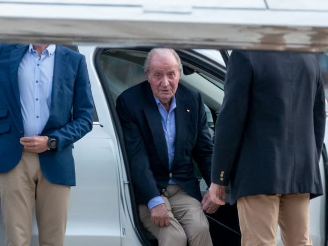 Spain&#039;s former King Juan Carlos I sits in a car after landing by a private jet at the Peinador airport in Vigo, Pontevedra, on May 19, 2022, before heading to the northwestern resort of Sanxenxo to attend a three-day regatta. - After nearly two years in exile in the United Arab Emirates following a string of financial scandals, Spain&#039;s former king makes his first trip home on May 19, 2022, on a brief visit that has sparked widespread criticism. (Photo by Brais Lorenzo / AFP) (Photo by BRAIS LORENZO/AFP via Getty Images)